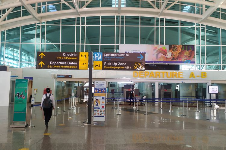 Pintu kedatangan terminal internasional Bandara Internasional I Gusti Ngurah Rai terlihat sepi di hari pertama pembukaan penerbangan internasional, Kamis (14/10/2021).