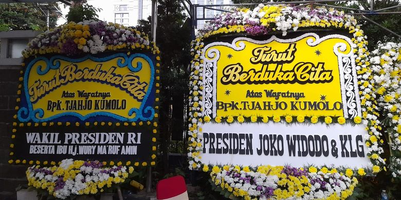 Karangan bunga dukacita dari Presiden Joko Widodo dan Wapres Ma'ruf Amin untuk Menpan-RB Tjahjo Kumolo di rumah dinas Tjahjo Jalan Widya Chandra IV Nomor 22, Jakarta Selatan, Jumat (1/7/2022).