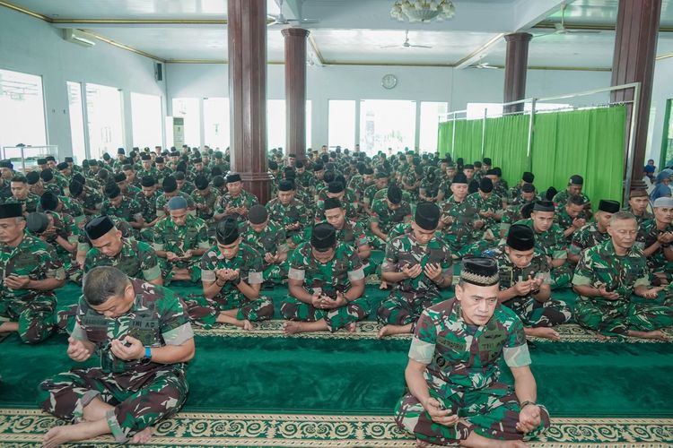 TNI di Maluku Serentak Shalat Gaib, Doakan 3 Prajurit yang Gugur di Lebanon