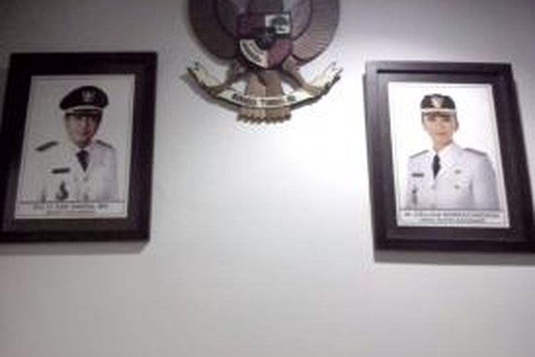 Foto Bupati Karawang Ade Swara (kiri) dan Wakil Bupati Cellica Nurrachadiana