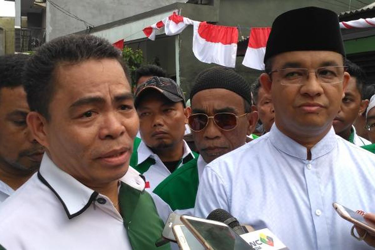 Calon gubernur DKI Jakarta Anies Baswedan mendapat dukungan dari Ketua Front Pemuda Muslim Maluku (FPMM) Umar Kei usai menyapa warga di Kelurahan Klender, Kecamatan Duren Sawit, Jakarta Timur, Senin (30/1/2017).