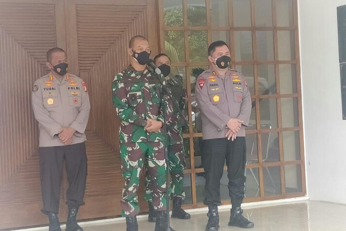 Pangdam Jaya, Mayjen TNI Mulyo Aji menyampaikan, jajarannya bersana Polri akan mengevaluasi soal penanganan penyebaran Covid-19 yang kian meningkat di DKI Jakarta. Hal itu dikatakan Mulyo saat di Polda Metro Jaya, Jumat (18/6/2021).