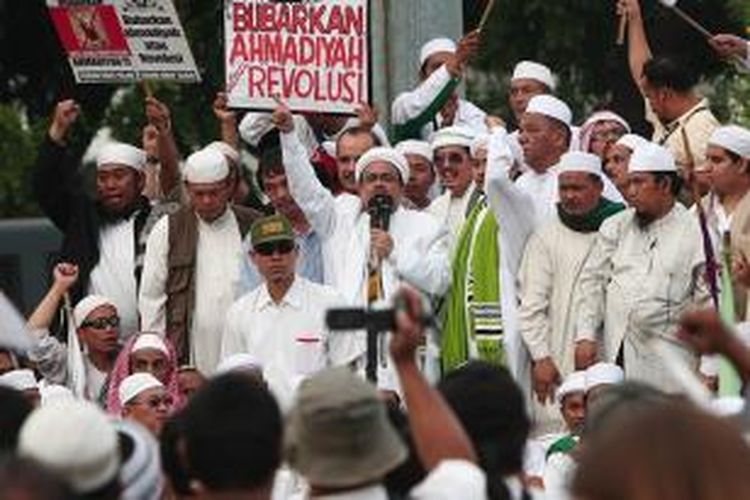 Ilustrasi: Ketua Front Pembela Islam (FPI) Rizieq Shihab (tengah), saat berorasi di depan ribuan umat muslim yang tergabung dalam Forum Umat Islam (FUI) saat unjukrasa di depan Istana Merdeka, Jakarta Pusat, Selasa (1/3/2011).  