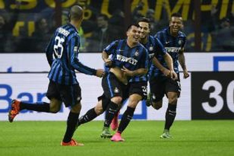 Para pemain Inter Milan melakukan selebrasi usai berhasil menjebol gawang AS Roma pada laga lanjutan Serie A di Stadion Giuseppe Meazza, Sabtu (31/10/2015).