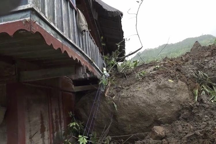 Longsor Dusun Kurra, Lembang (Desa) To’ Yasa Akung, Kecamatan Bangkelekila, Toraja Utara, Sulawesi Selatan, Sabtu (4/2/2023) sore, membawa material lumpur bercampur batu berukuran besar dan pepohonan serta ranting yang jatuh dari atas bukit membuat 6 unit rumah warga dan satu lumbung padi rusak parah yang mengakibatkan 20 kepala keluarga (KK) terpaksa mengamankan diri ke lokasi yang lebih aman.