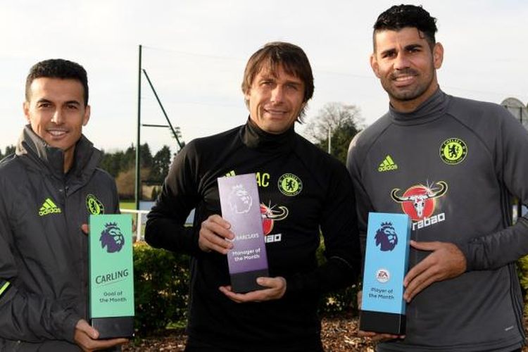 Pedro Rodriguez (kiri), Antonio Conte (tengah), dan Diego Costa memenangi penghargaan individu Premier League untuk November 2016.