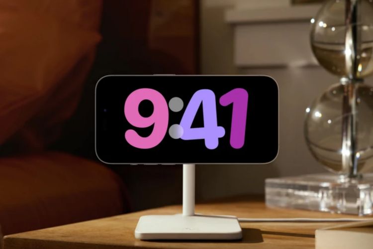 Cara mengaktifkan StandBy di iOS 17 yang bikin layar iPhone bisa menampilkan konten terbatas secara penuh seperti pada fitur Always on Display. 
