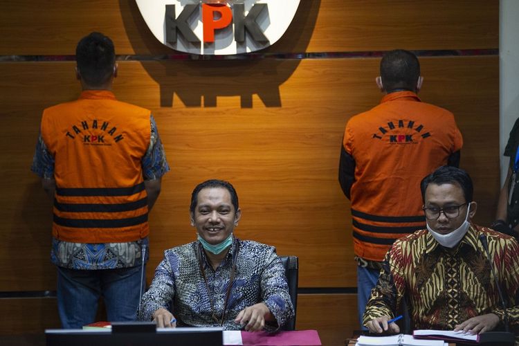 Wakil Ketua KPK Nurul Ghufron (kedua kiri) menyampaikan keteranga pers terkait penangkapan tersangka kasus dugaan suap gratifikasi senilai Rp46 miliar, Nurhadi (kiri) dan Riesky Herbiyono (kedua kanan) di Gedung KPK, Jakarta, Selasa (2/6/2020). KPK menangkap Nurhadi yang merupakan mantan Sekretaris Mahkamah Agung (MA) dan menantunya, Riezky Herbiyono di Simprug, Jakarta Selatan pada Senin (1/6) malam setelah buron sejak hampir empat bulan lalu. ANTARA FOTO/Aditya Pradana Putra/hp.
 