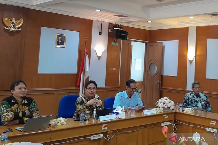 Kepala BSN Kukuh S Achmad (dua dari kiri) pada konferensi pers tentang capaian BSN selama 2023 dan rencana tahun 2024 di Jakarta, Kamis (11/1/2024). 