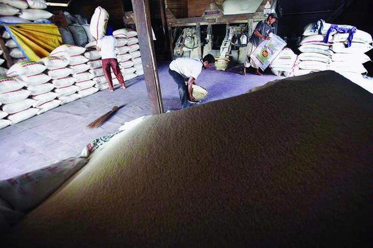 Aktivitas di tempat penggilingan padi di Kecamatan Sukra, Indramayu, Jawa Barat, Selasa (4/10). Unit usaha penggilingan padi kembali ramai seiring dengan berlangsungnya panen raya di kawasan tersebut.