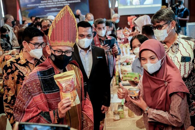 Menteri Pariwisata dan Ekonomi Kreatif/Kepala Badan Pariwisata dan Ekonomi Kreatif, Sandiaga Salahuddin Uno, mendorong pengusaha perhotelan di Sumatra Utara, khususnya di Medan, untuk ikut memperkuat rantai pasok UMKM dengan memanfaatkan produk-produk buatan UMKM lokal.