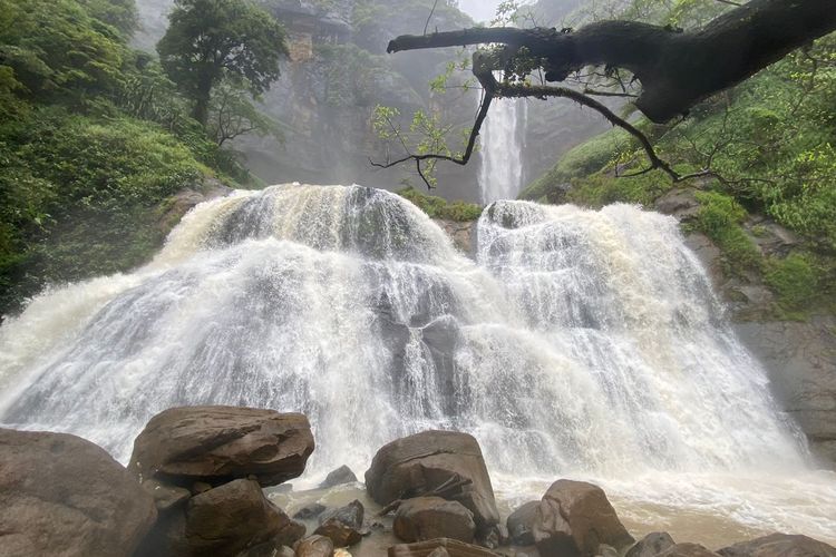 Pemandangan air terjun di Curug Cikanteh, Geopark Ciletuh, Sukabumi. 