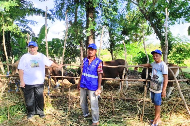 Peternak sapi asal Kupang, Nusa Tenggara Timur, Arnoldus dan Andreas bersama Vice President Communication and Development Human Initiative. 
