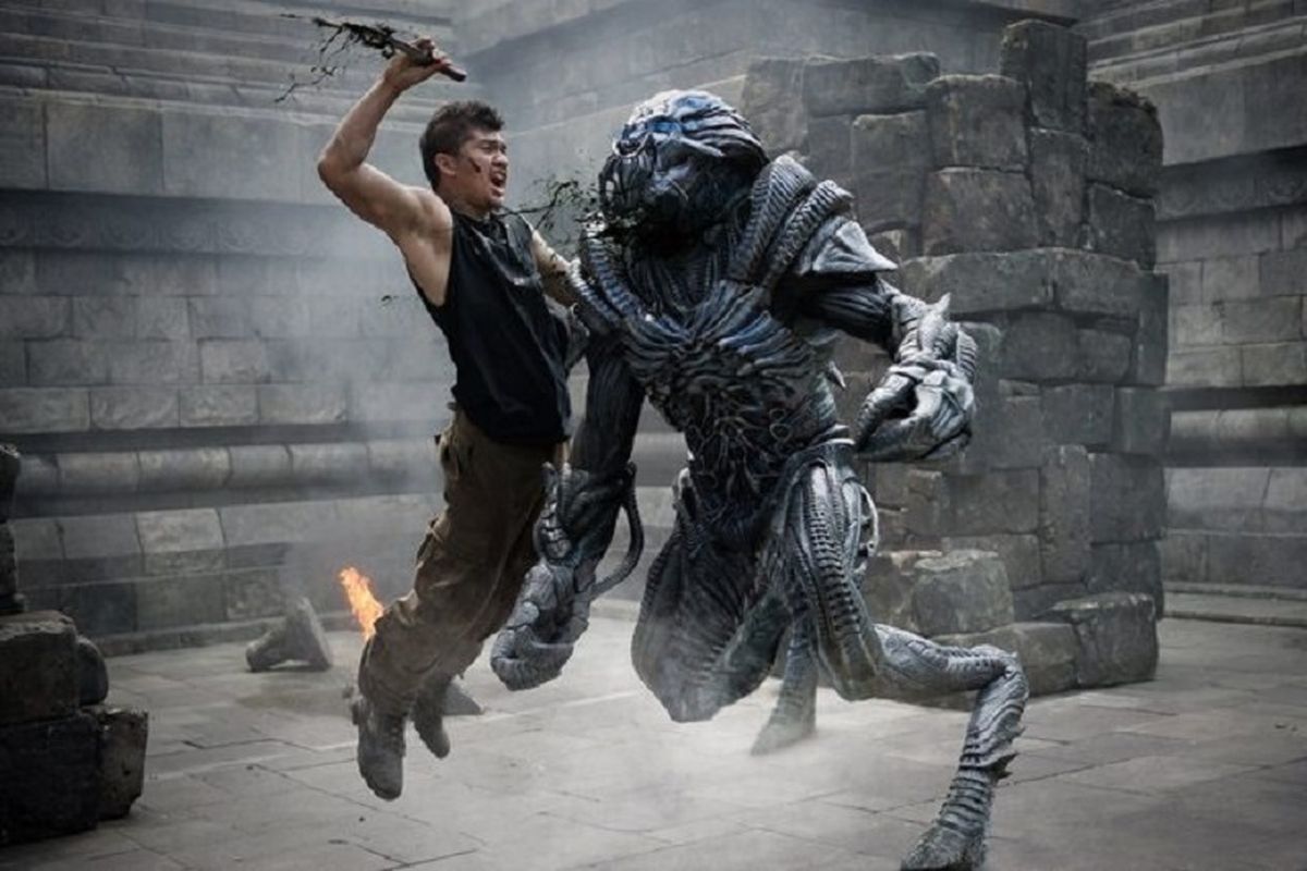 Artis peran Indonesia Iko Uwais berperan sebagai Sua dalam film Beyond Skyline.