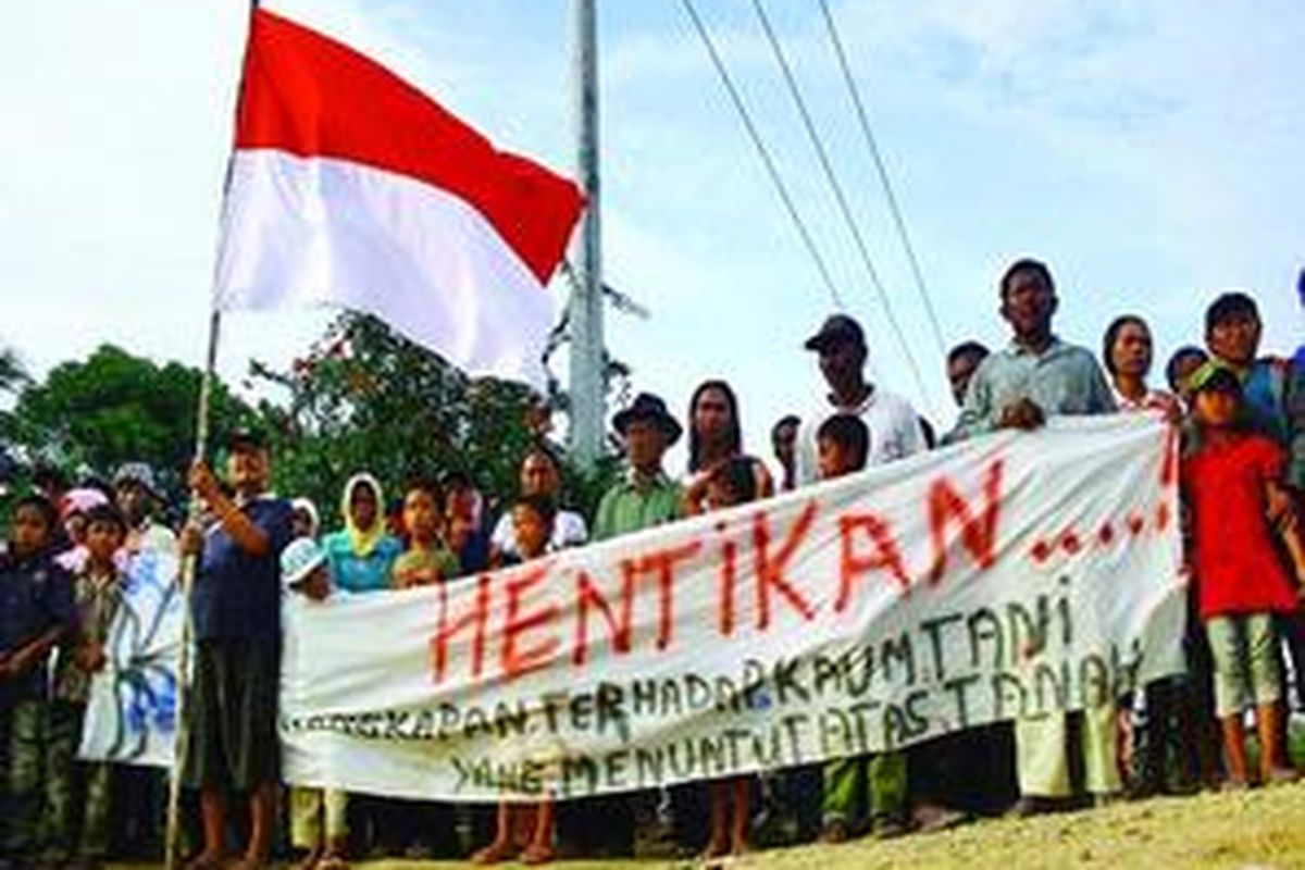 Warga Moro-Moro, Way Serdang, penghuni register 45, Kabupaten Mesuji, Lampung, menanti kedatangan Tim Gabungan Pencari Fakta (TGPF) yang dipimpin Wakil Menteri Politik, Hukum, dan HAM Deny Indrayana, Kamis (22/12). Selama hampir 14 tahun menghuni register 45, warga Moro-Moro tidak memiliki kartu identitas penduduk dan tidak mendapatkan pelayanan pendidikan dan kesehatan.