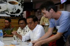 Saat Jokowi Menikmati Kopi Susu Seharga Rp 9.000...