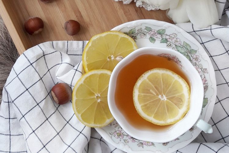 Manfaat minum teh lemon bagi tubuh.