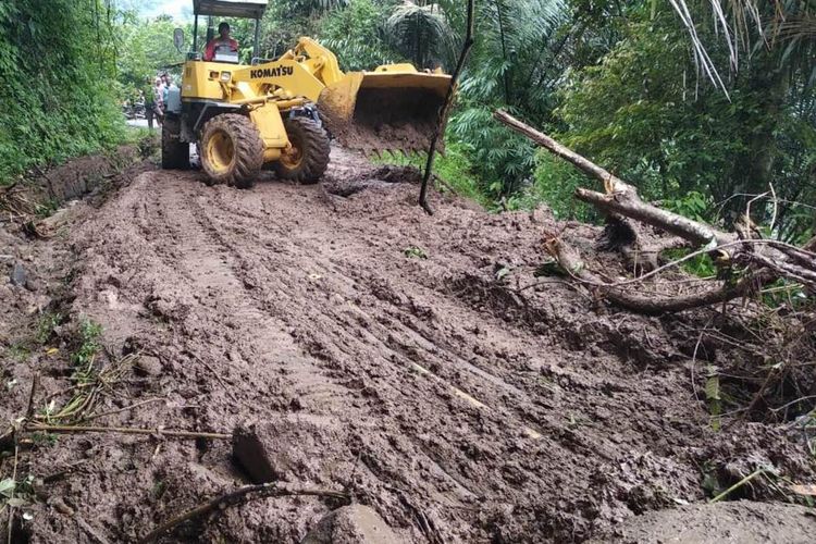 Alat berat diterjunkan untuk kembali membuka akses jalan penghubung Cianjur - Bandung lintas selatan setelah tertutup akibat tebing longsor.