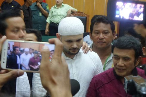 Sambil Menangis Ridho Rhoma Berpelukan dengan Rhoma Irama