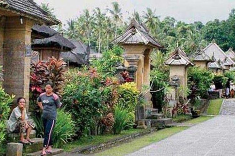 Beginilah suasana Desa Adat Penglipuran, Kecamatan Bangli, Kabupaten Bangli, merupakan salah satu obyek wisata alam pedesaan andalan Bali. Desa ini memiliki keunikan, seperti keseragaman angkul-angkul (pintu masuk pekarangan rumah).
 