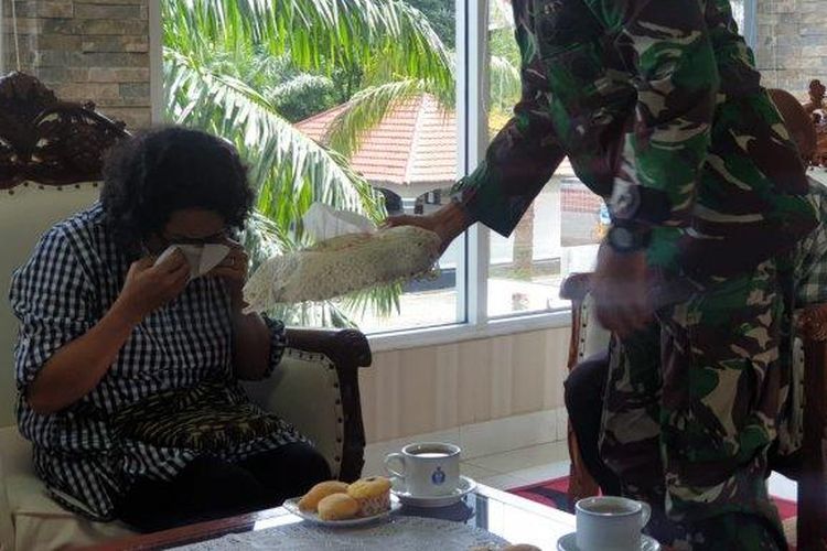 tangis penjual minuman yang anaknya raih Adhi Makayasa dari Presiden (Tribun Papua/Nandi Tio Effendy)