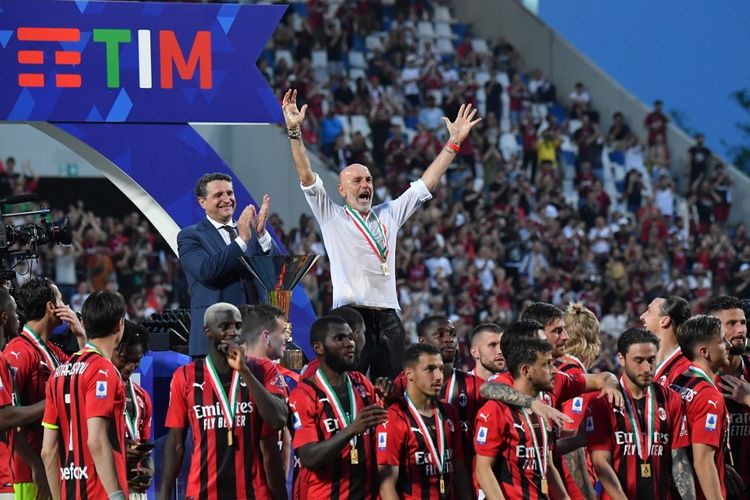 Pelatih AC Milan, Stefano Pioli, dan para pemain AC Milan merayakan gelar juara Serie A seusai laga kontra Sassuolo di Stadion Mapei, Minggu (25/5/2022) malam WIB.