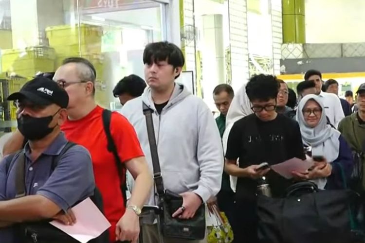 Antrean Mengular di Gambir, Penumpang Bimbang: Batal atau Menunggu di Tengah Duka Bekasi 