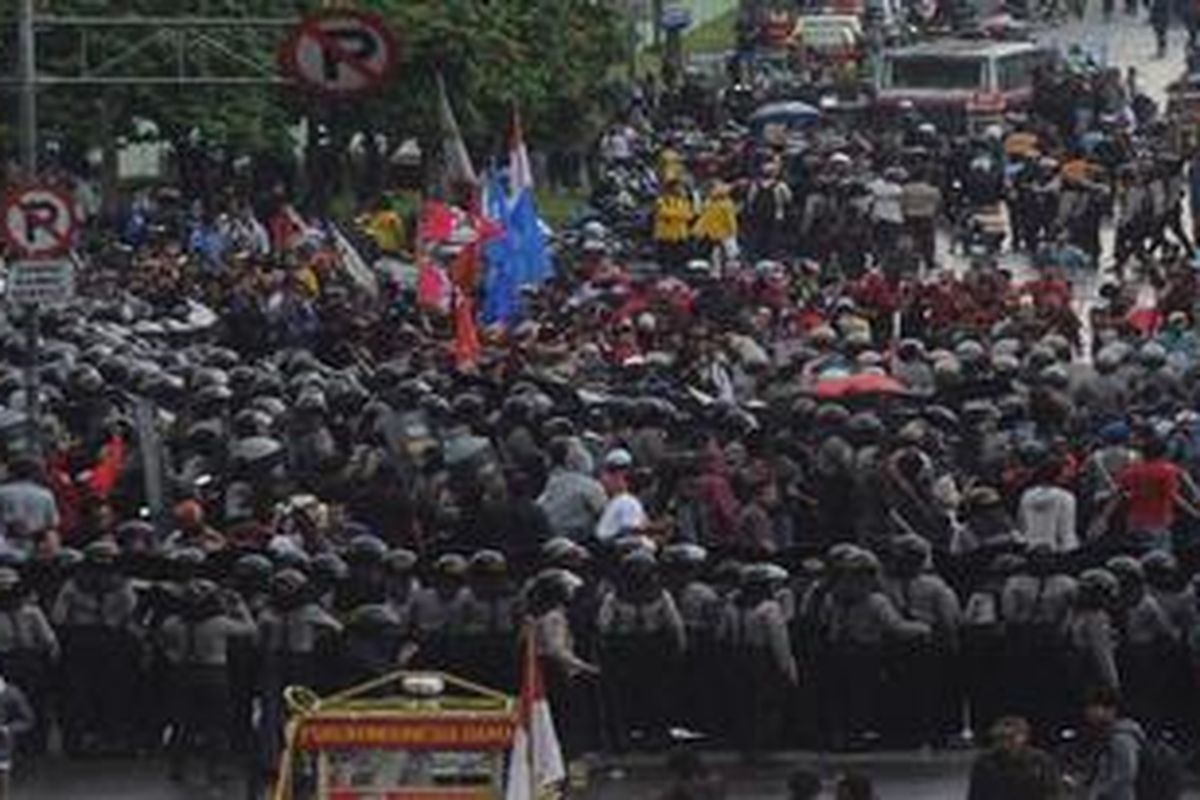 Ribuan aparat kepoilisian berusaha membubarkan aksi unjuk rasa yang dilakukan berbagai elemen mahasiswa menolak rencana kenaikan harga BBM di depan Gedung DPR, Senayan, Jakarta, Kamis (29/3/2012). Aksi yang awalnya berlangsung damai tersebut akhirnya berakhir bentrok karena mahasiswa berusaha memasuki Gedung DPR dengan merusak pagar.