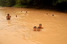 Udara Panas, Anak-anak Nyebur ke Sungai Cimahi meski Keruh dan Kotor