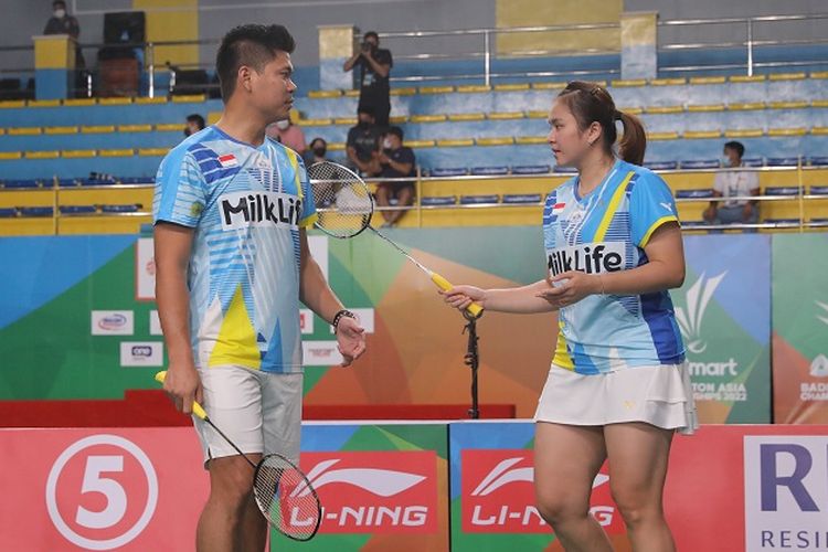 Ganda campuran Indonesia Praveen Jordan/Melati Daeva Oktavianti saat tampil pada semifinal Badminton Asia Championship di Muntinlupa Sports Complex, Manila, Filipina, Sabtu (30/4/2022).