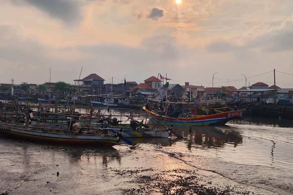 Ratusan kapal milik nelayan Pasuruan yang bersandar di pelabuhan Pasuruan, Jum'at (17/01/2025) 