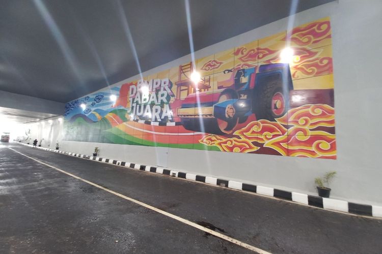 Karya seni mural di dinding underpass Dewi Sartika.