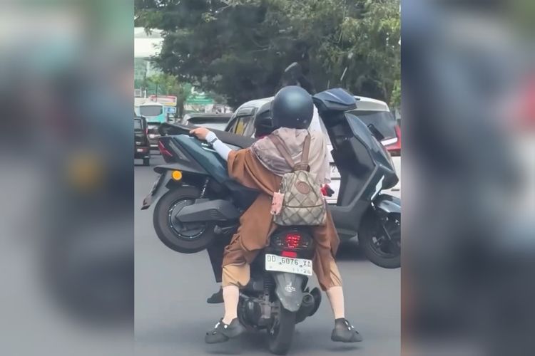 Wanita Makassar yang Viral Angkut Motor Listrik Pakai 