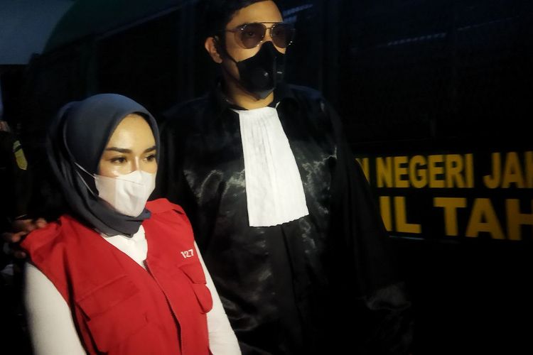Terdakwa Medina Zein bersama kuasa hukum sekaligus suaminya, Lukman Azhari di Pengadilan Negeri Jakarta Selatan, Senin (19/9/2022). 