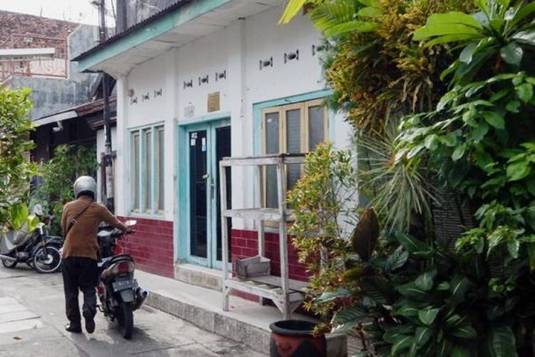 Rumah tempat kelahiran Proklamator Kemerdekaan RI Soekarno di Jalan Pandean IV, Peneleh, Surabaya, Jawa Timur,  tampak kurang terawat, Selasa (9/6/2015). Rumah itu juga sering tertutup sehingga masyarakat luas tidak sulit mengunjunginya. Pemerintah Kota Surabaya berencana membeli rumah itu supaya dapat dikelola dengan baik, tetapi sampai saat ini belum ada kesepakatan dengan pemilik rumah terkait harga.