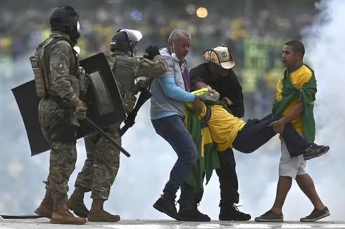 Mantan Presiden Brasil Bolsonaro Dirawat di Rumah Sakit, 1.500 Pendukungnya Ditangkap