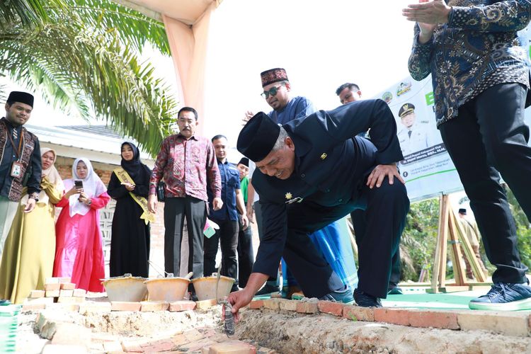 Bupati Siak Alfedri dalam acara peletakan batu pertama pembangunan ruang kelas baru di Pondok Pesantren (Ponpes) Jabal Nur di Kandis, Kabupaten Siak, Riau