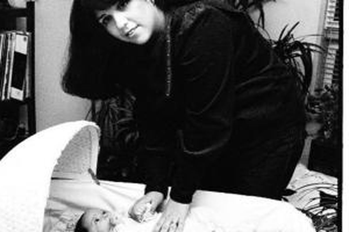 Foto kenangan Meredith Bodgas saat masih bayi bersama sang ibu