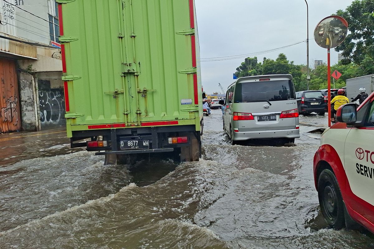 Jalan Latumeten Jakbar Masih Terendam Banjir Senin Siang, Lalin Macet
