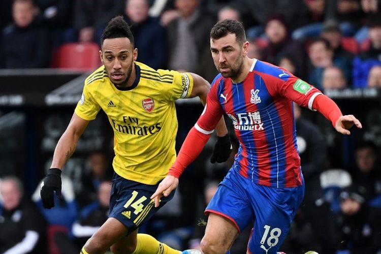 Pierre-Emerick Aubameyang (kiri) berduel dengan James McArthur (kanan) pada laga Crystal Palace vs Arsenal di Stadion Selhust Park dalam lanjutan pekan ke-22 Liga Inggris, Sabtu 11 Januari 2020.