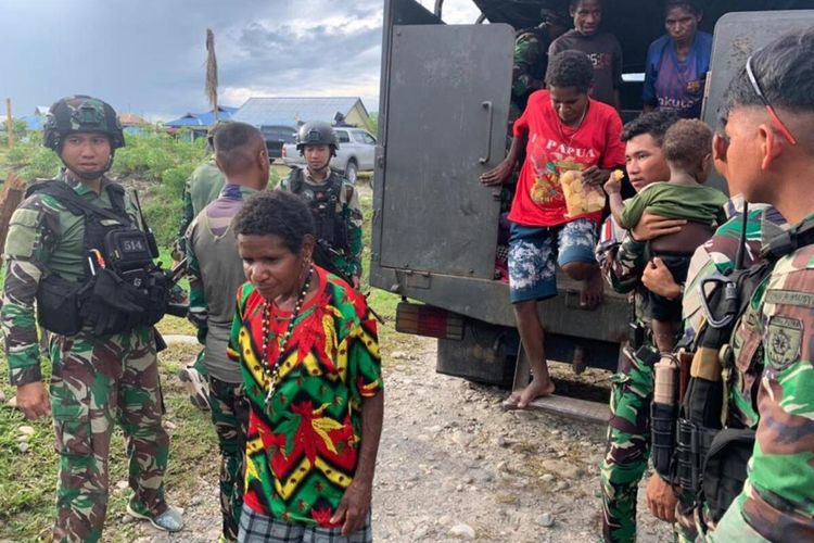 Beberapa warga Distrik Paro tiba di Distrik Kenyam setelah dievakuasi menggunakan truk oleh aparat gabungan TNI-Polri, Nduga, Papua Pegunungan, Sabtu (11/2/2023)