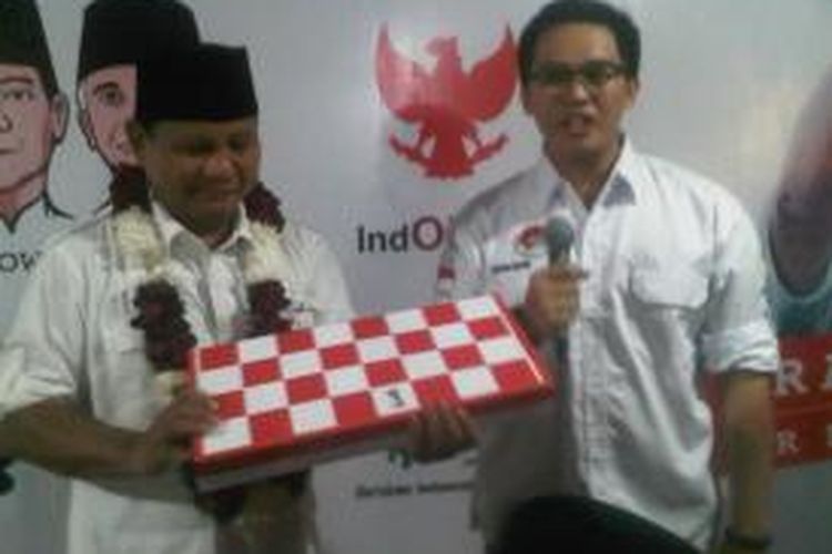 Prabowo Subianto mendapat hadiah catur merah putih.