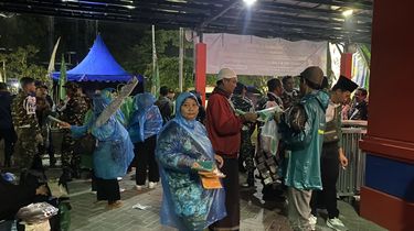 Cerita Penjual Mantel Kresek di Mujahadah Kubro 1 Abad NU, Dagangan Laris Dalam 1 Jam