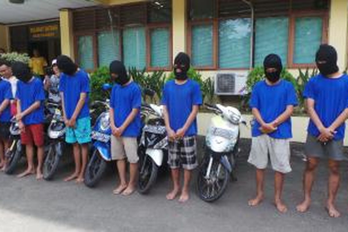 Delapan remaja geng babe motor dicomot aparat Polsek Pulogadung dan Polres Metro Jakarta Timur terkait kasus begal jalanan oleh kelompok ini. Rabu (29/4/2015).