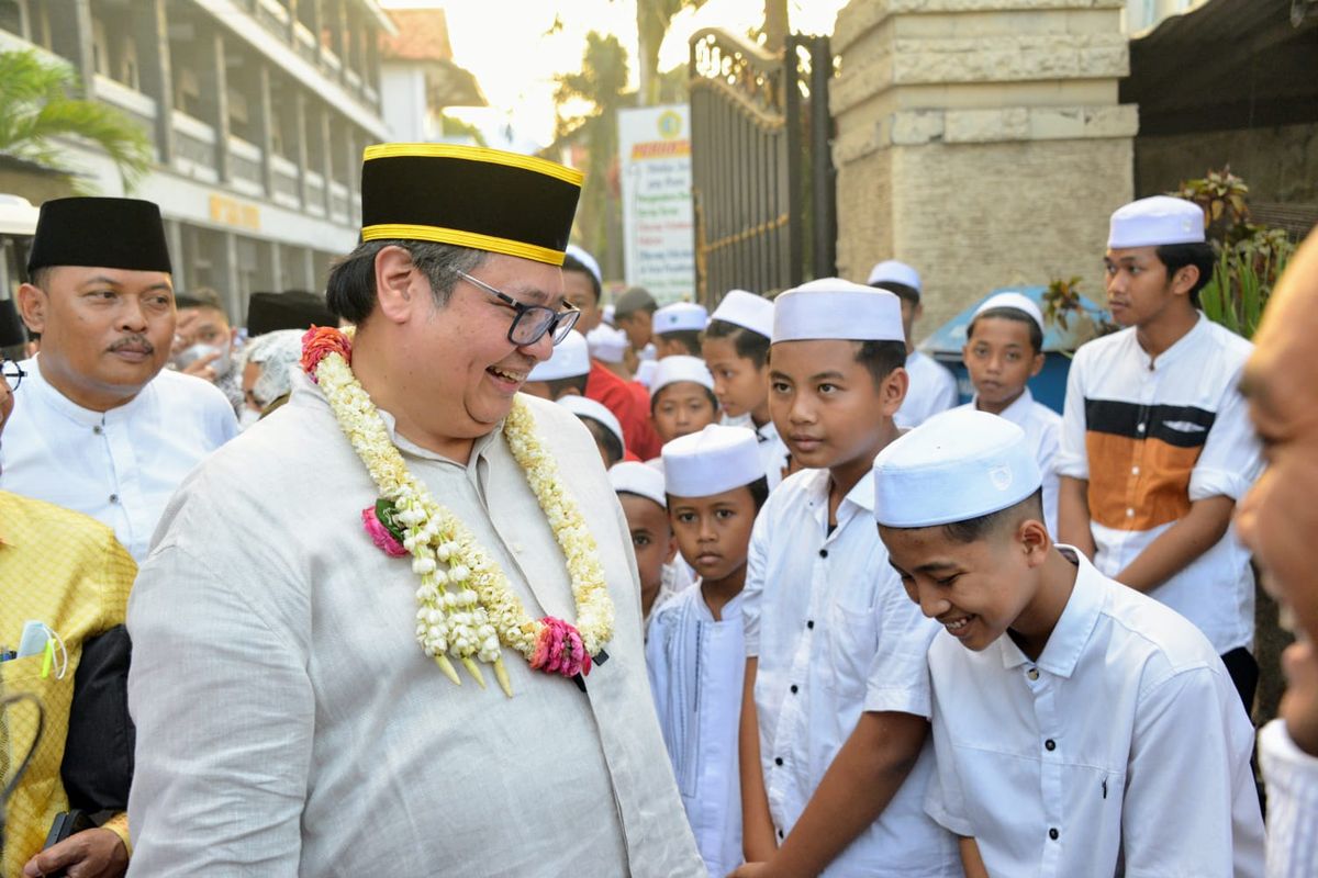 Menteri Koordinator Perekonomian (Menko Perekonomian) Airlangga Hartarto saat mengunjungi pondok pesantren di Probolinggo, Kamis (14/9/2022).
