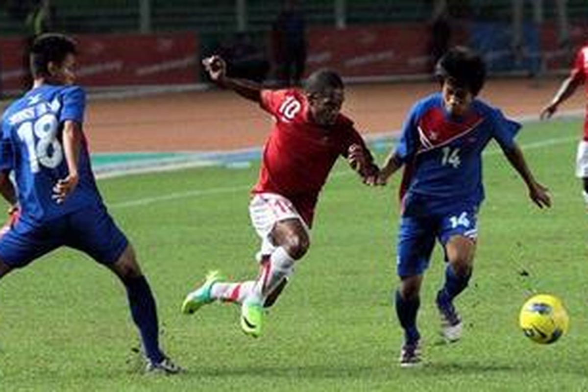 Pemain Timnas Indonesia, Okto Maniani (nomor 10), berusaha melewati pemain belakang Kamboja pada pertandingan penyisihan SEA Games XXVI di Stadion Gelora Bung Karno, Jakarta Pusat, Senin (7/11/2011).