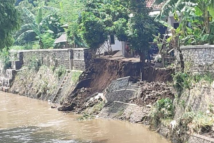 Plengsengan Sungai Welang di Desa Sukorejo Kecamatan Pohjentrek Kabupaten Pasuruan ambrol sepanjang 20 meter, Kamis (02/01/2025) 