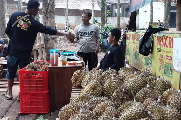 Penjual durian Luna Maya di Darupono Kendal. 