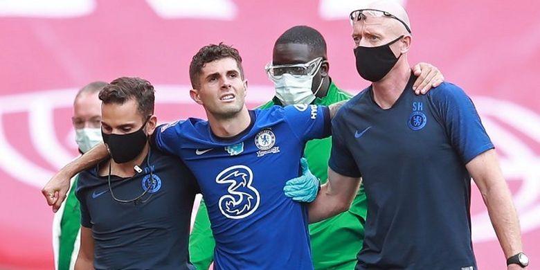 Gelandang Chelsea Christian Pulisic meninggalkan lapangan karena cedera pada laga kontra Arsenal di final Piala FA. Laga Arsenal vs Chelsea berlangsung di Stadion Wembley, 1 Agustus 2020.