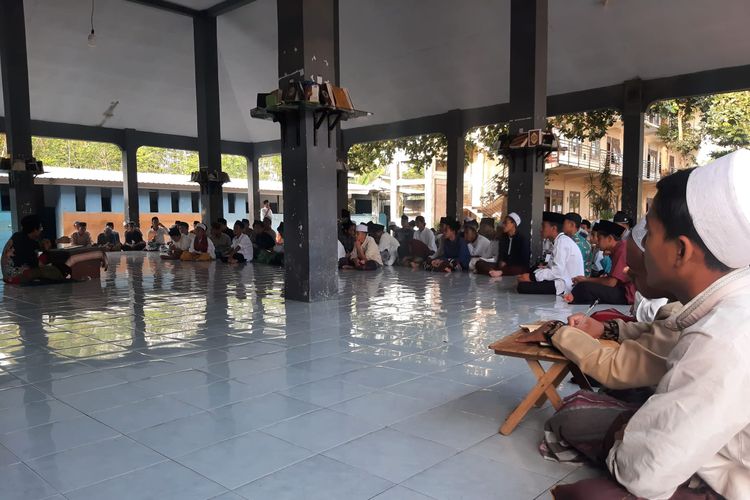 Suasana santri putra Ponpes Darun Najah, Lumajang, Jawa Timur, mengaji kitab kuning usai shalat ashar, Jumat (8/4/2022).